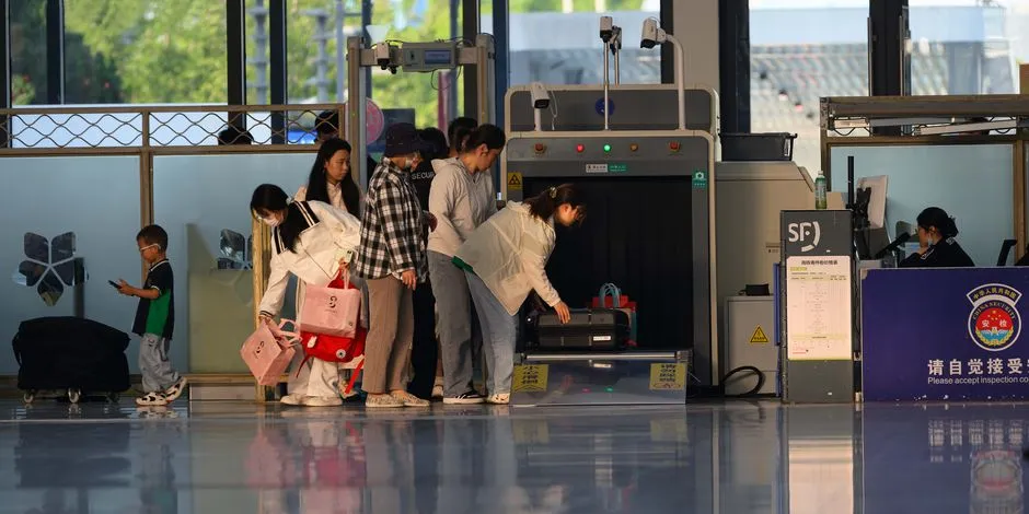 Illustrative photo of travellers passing through an airport security checkpoint